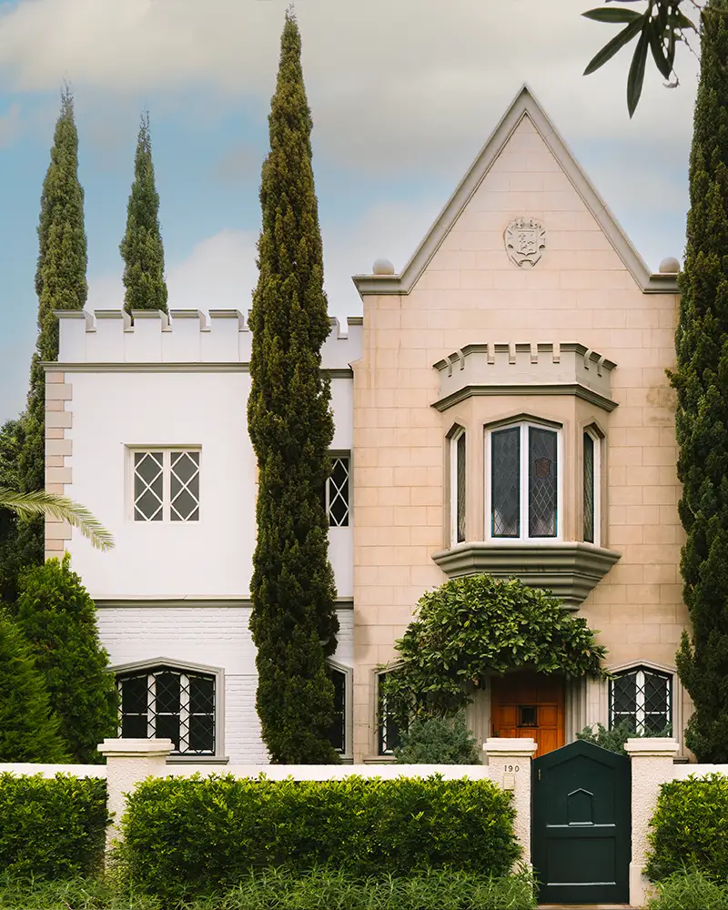 Atemporal Tudor mansion