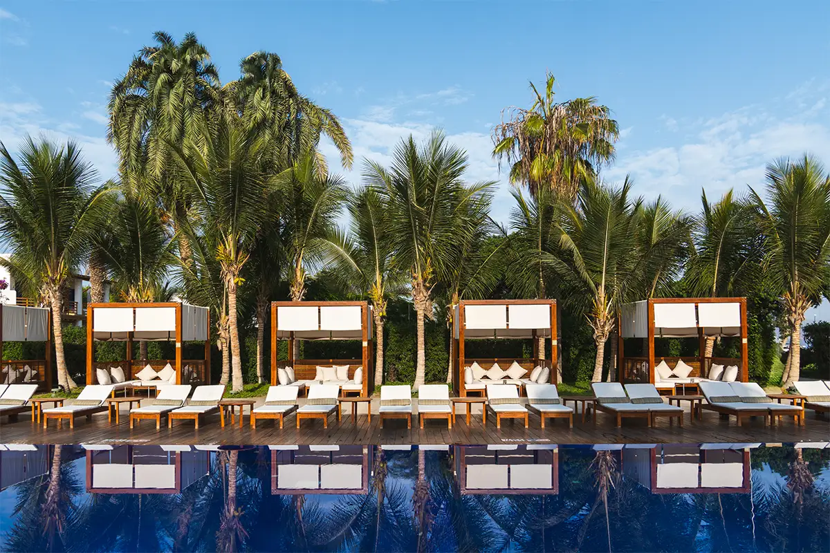 Hotel Paracas poolside